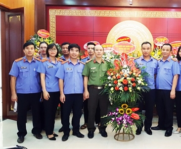 Viện KSND huyện Sóc Sơn chúc mừng Công an huyện nhân dịp kỷ niệm 74 năm Ngày...